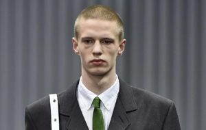Modelo com buzz cut para os cabelos das semanas de moda masculina