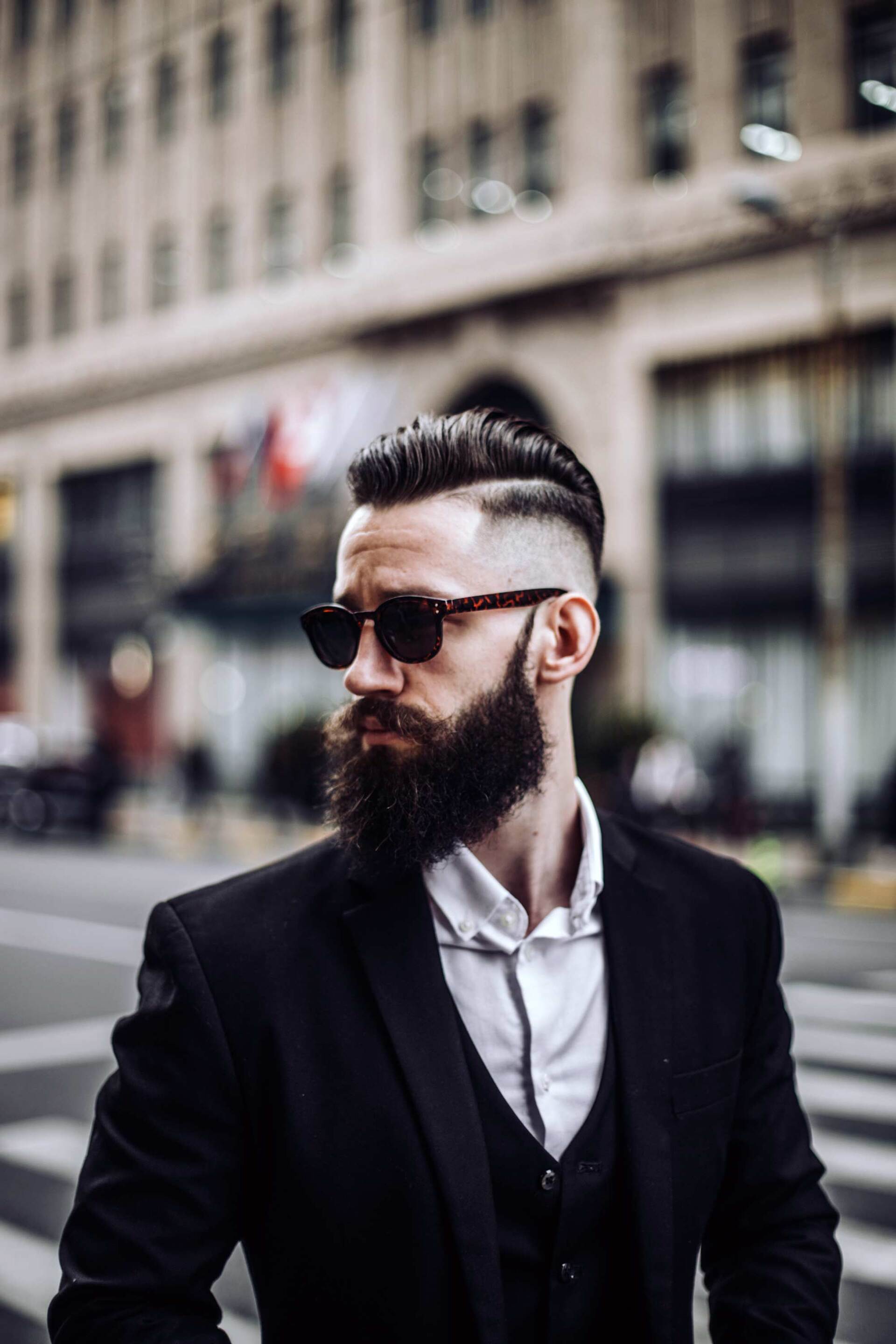 modelo com um dos cabelos sombreados masculinos e óculos escuros