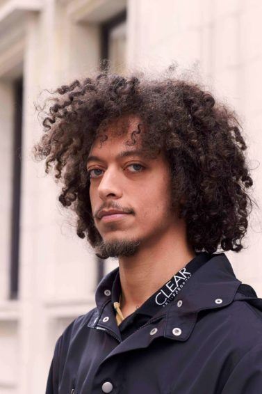 modelo com cabelo crespo ilustrando a matéria sobre como fazer o cabelo crespo masculino crescer