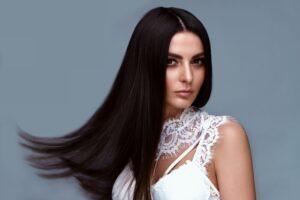 Mulher de cabelo preto com cabelo liso e esvoaçante