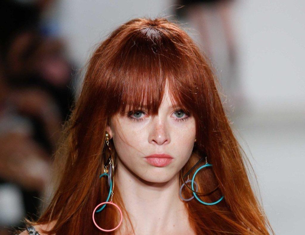 modelo de cabelo ruivo longo e com franja reta
