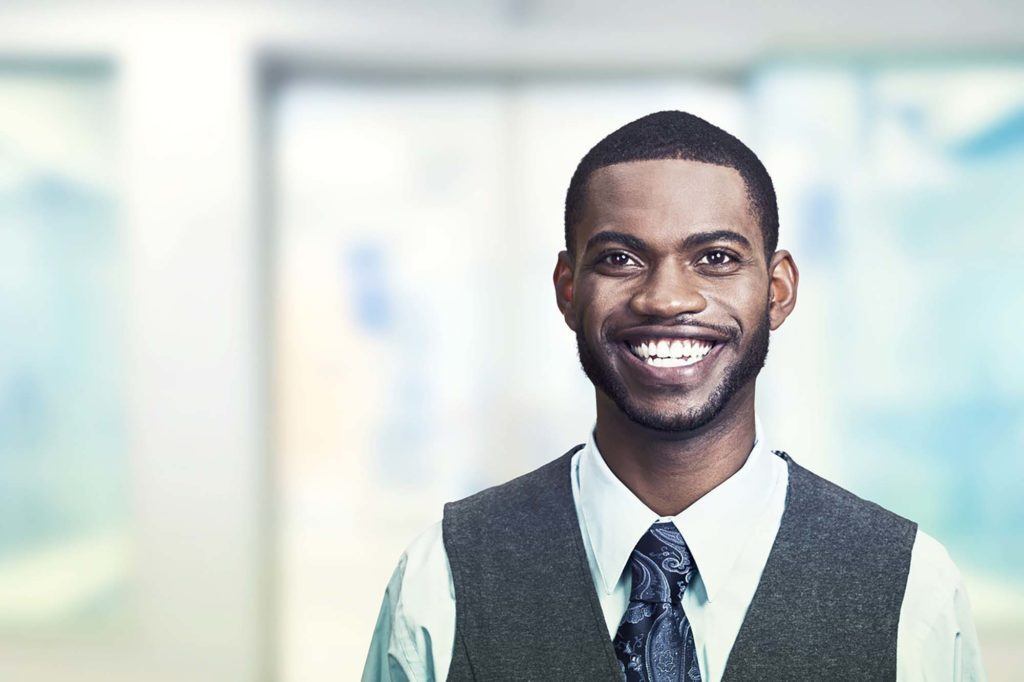 Homem negro com buzz cut para matéria de cortes afro curtos masculinos