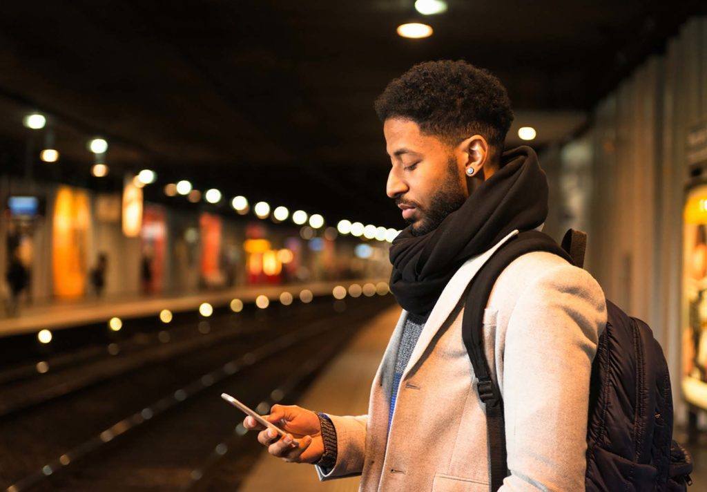 Homem com corte low fade para matéria de cortes afro curtos masculinos