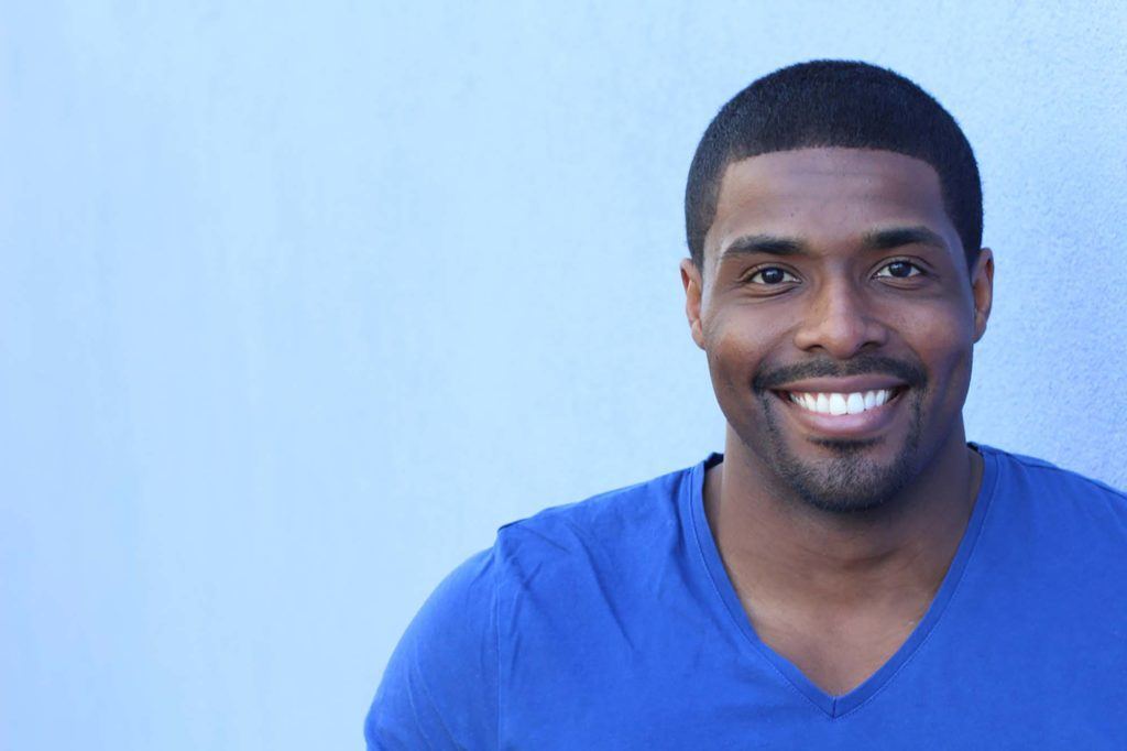 Homem com corte line up para matéria de cortes afro curtos masculinos