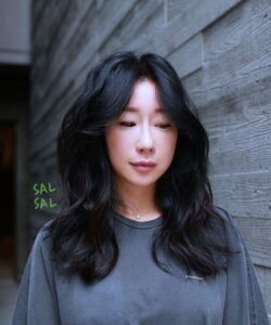 mulher com cabelo longo e franja curtain bangs