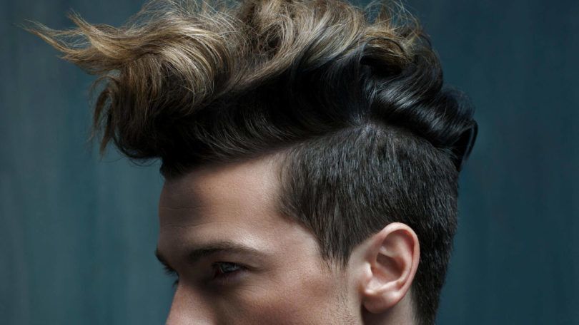modelo com um dos Cortes de cabelo masculino ondulado 2017