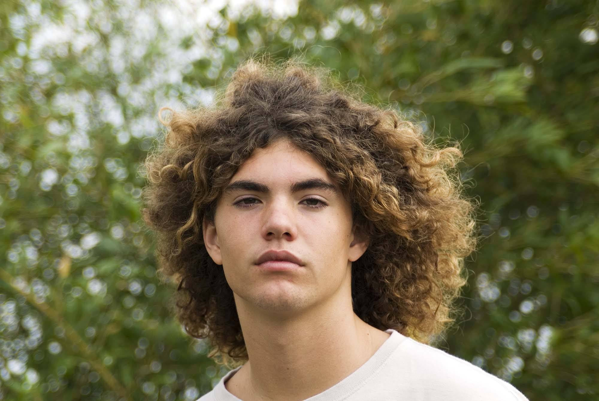 modelo com um dos Cortes de cabelo masculino ondulado 2017