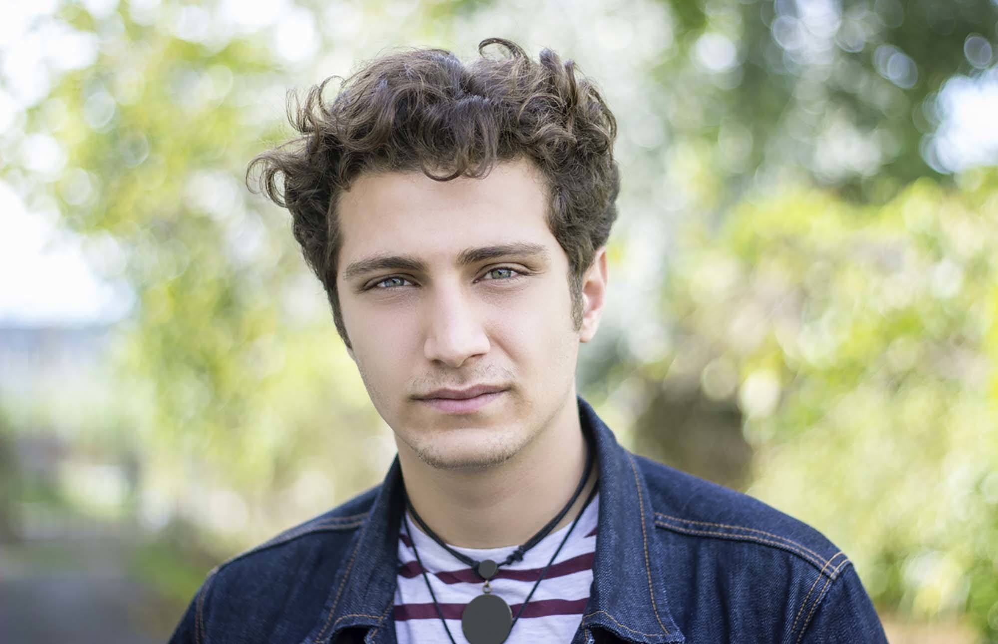 modelo com um dos Cortes de cabelo masculino ondulado 2017