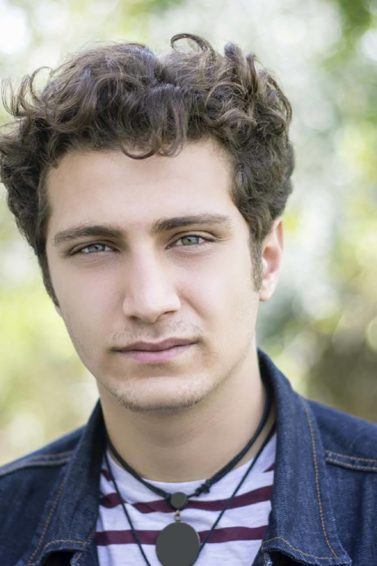 modelo com um dos Cortes de cabelo masculino ondulado 2017
