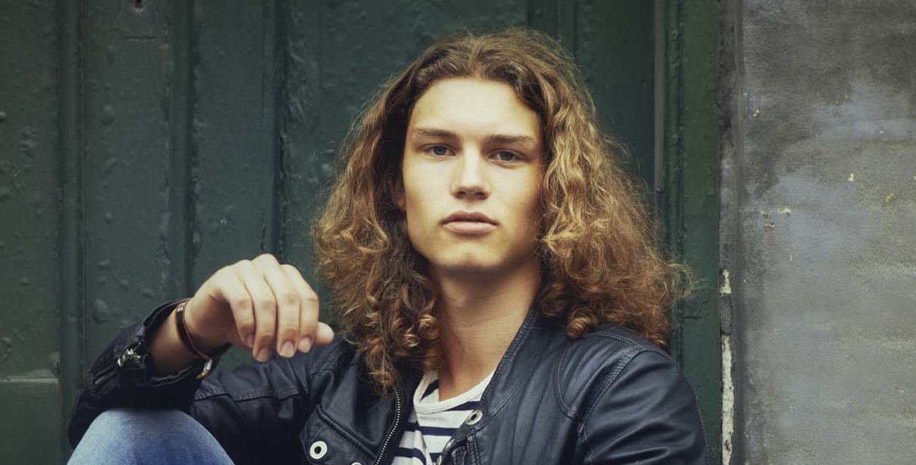 modelo com um dos Cortes de cabelo masculino ondulado 2017