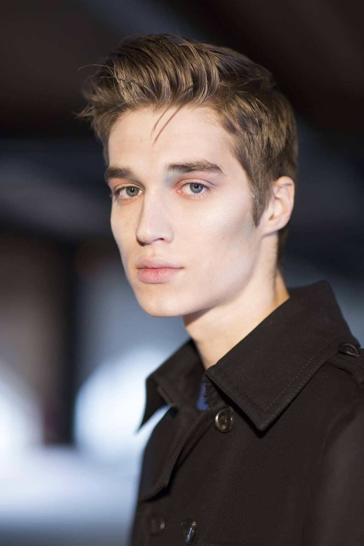 modelo com um dos cortes de cabelo masculino para o lado 2017