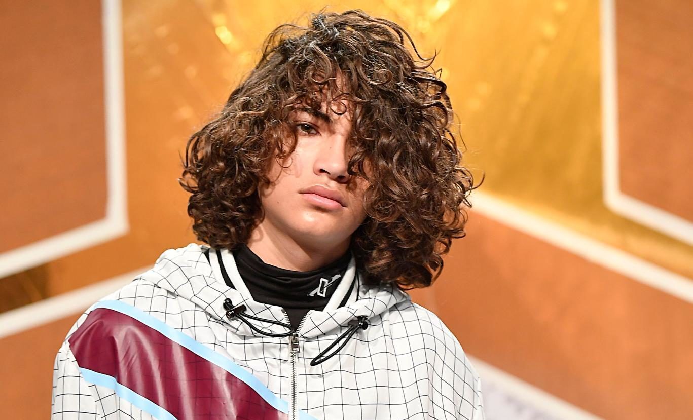modelo com um dos cortes de cabelo masculino para o lado 2017