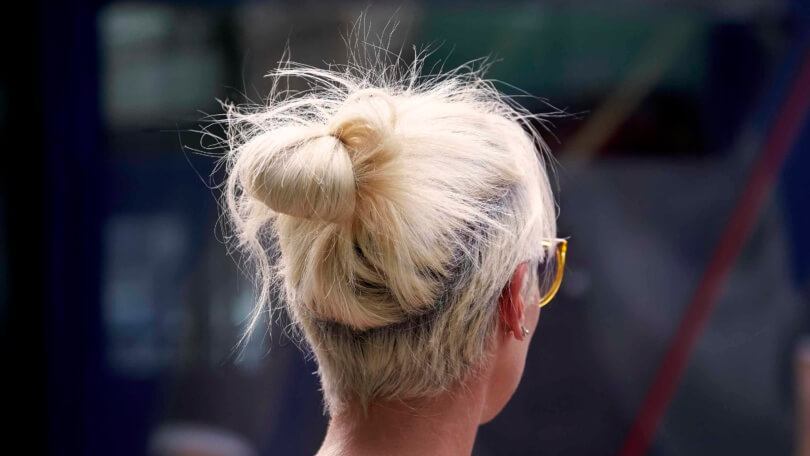Mulher usa cabelo loiro com undercut e ilustra matéria sobre cortes para quem tem muito cabelocortes para quem tem muito cabelo
