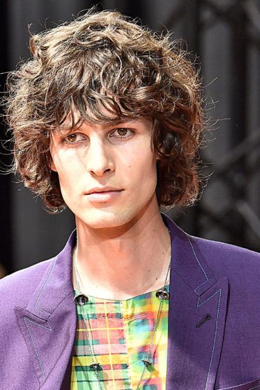 modelo com creme para pentear masculino