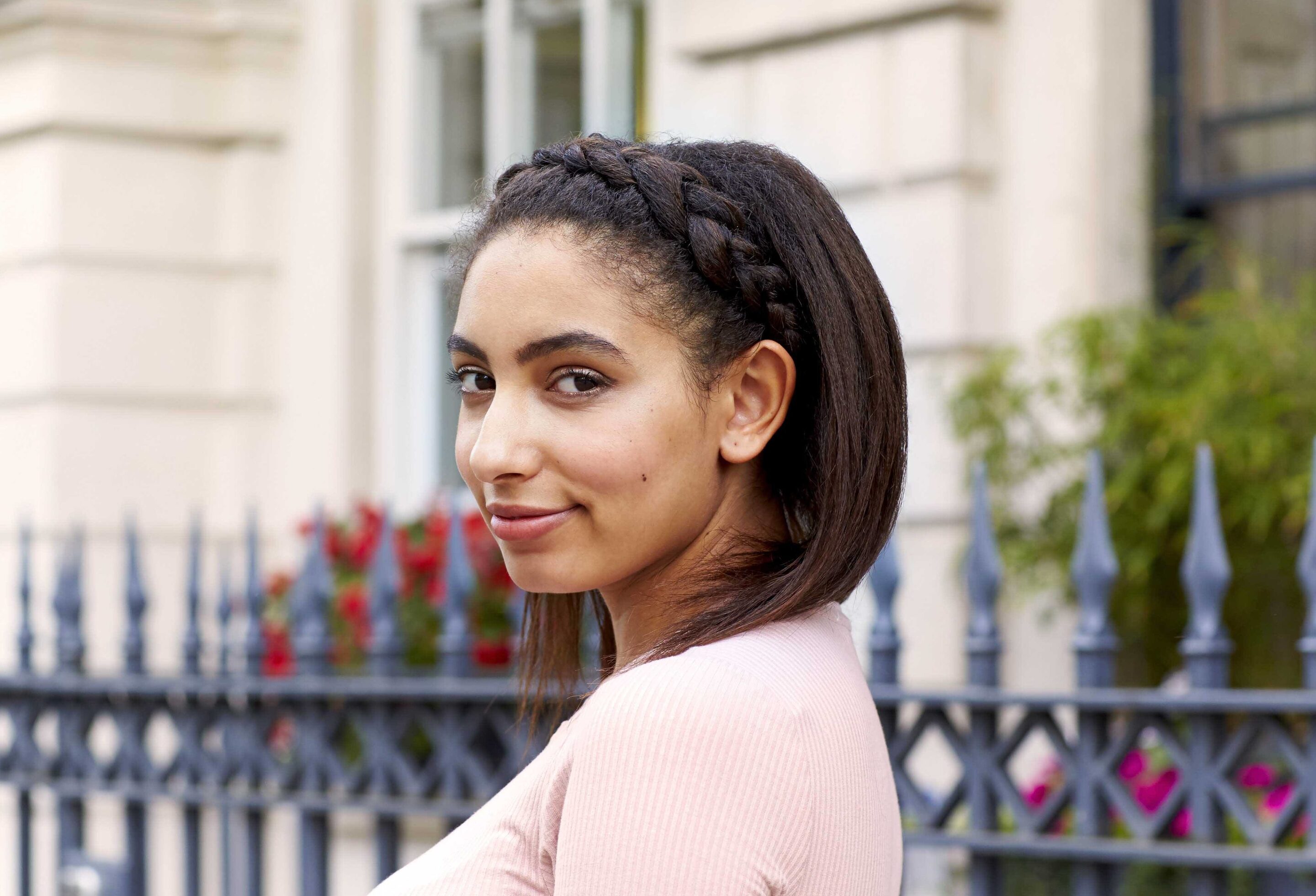 Aposte na headband trançada para criar um penteado feminino