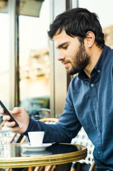 homem com entrada olha para o celular