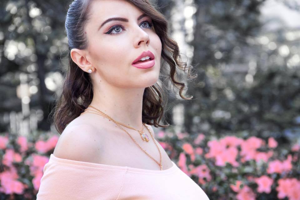 Digital influencer: os cachos naturais da camaleoa Joyce Nunes