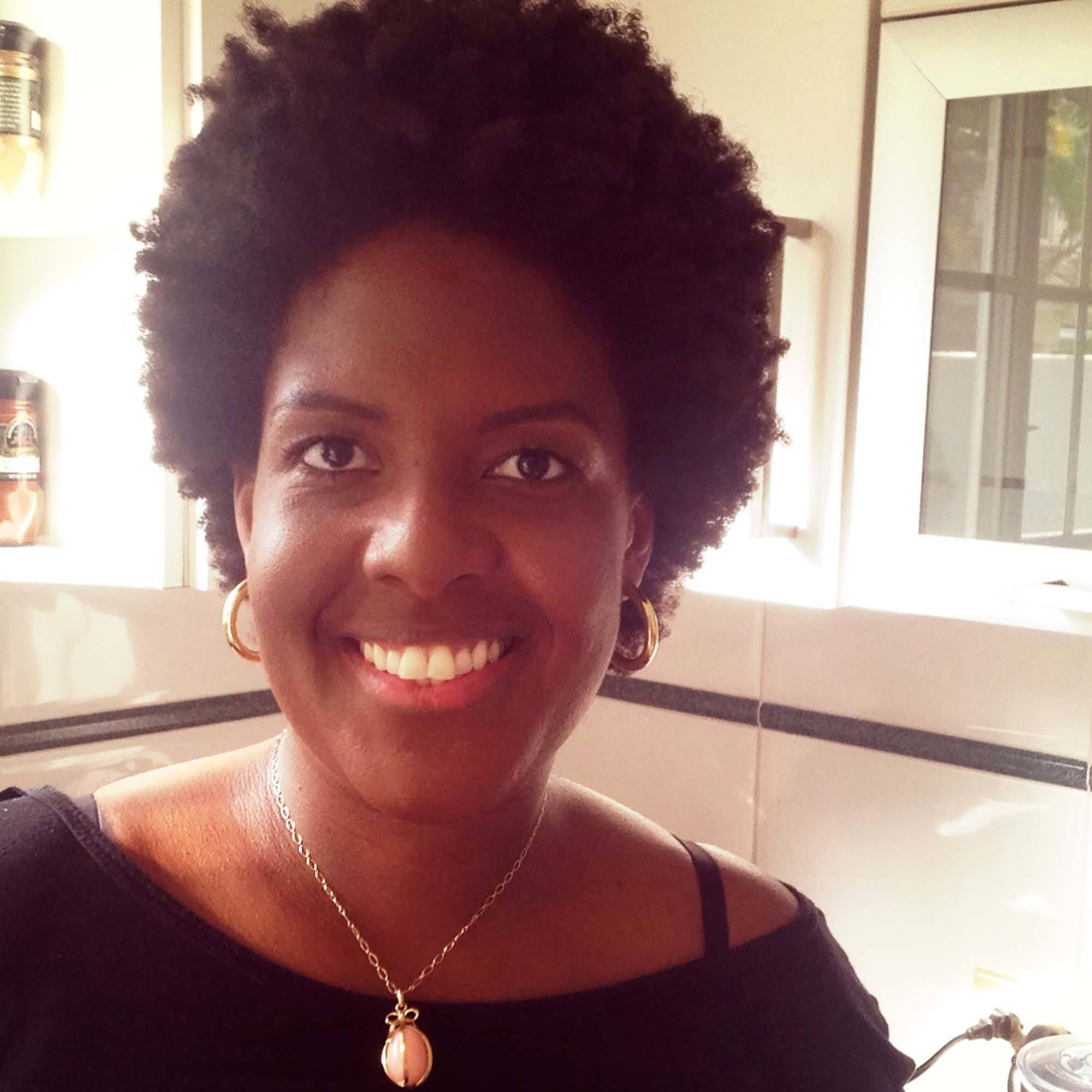 Monique dos Anjos está com o cabelo crespo natural