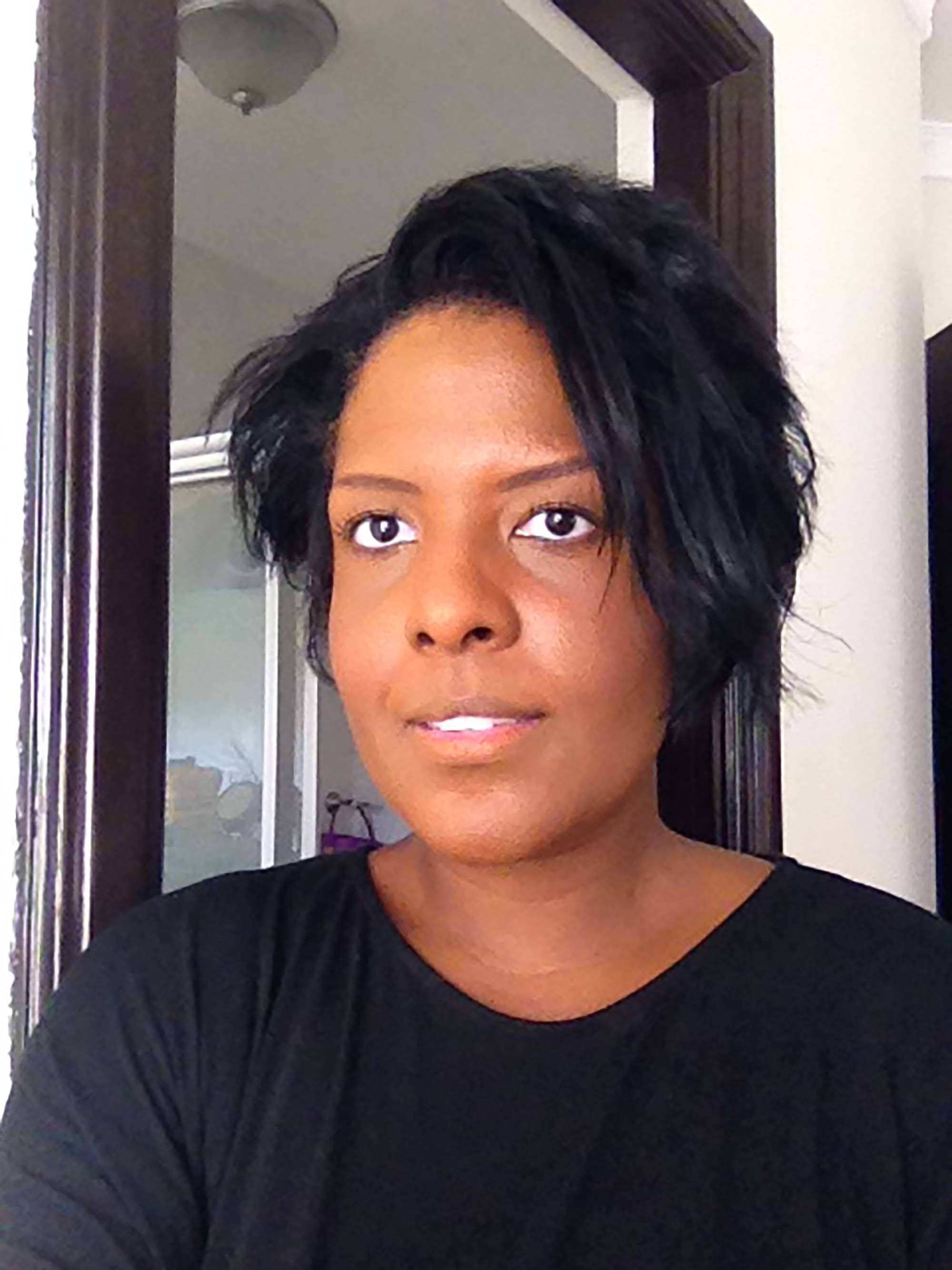 Monique dos Anjos: “Se as cantoras podem usar perucas, por que nós não?”
