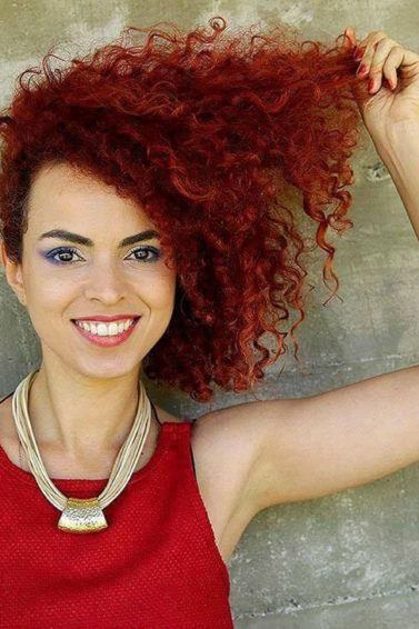 Nanda Cury com cabelo crespo vermelho