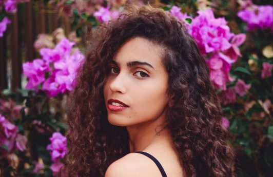 Origem do cabelo cacheado: cientistas descobrem gene responsável