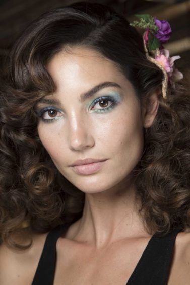modelo com um dos penteados com acessórios