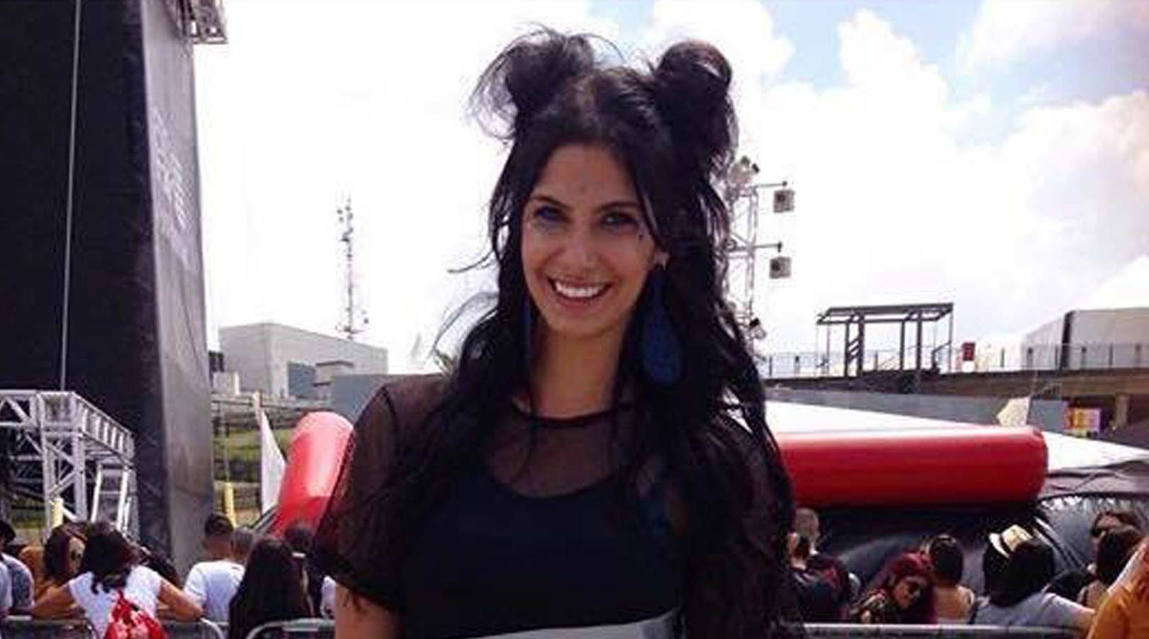 mulher usando um dos penteados do Lollapalooza