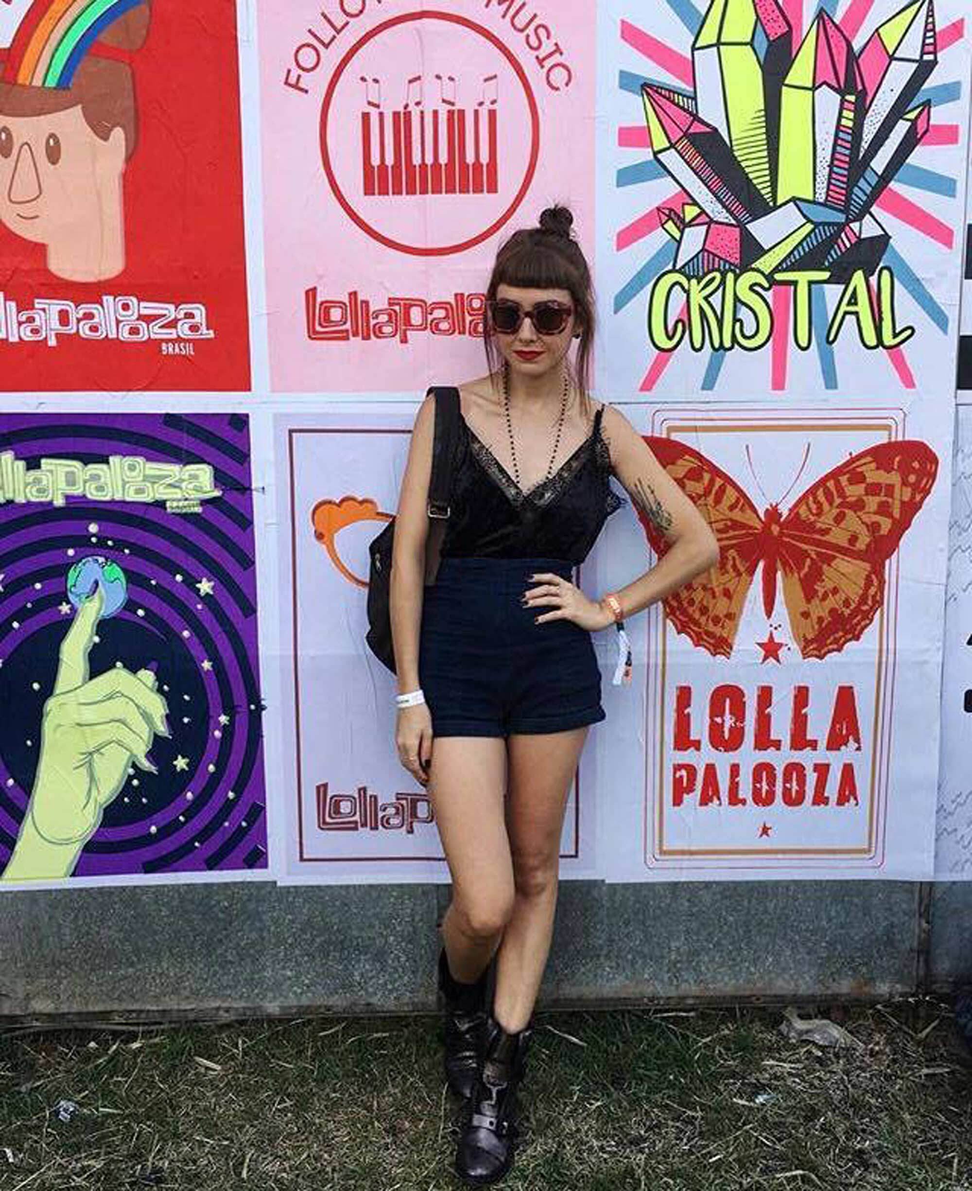 mulher usando um dos penteados do Lollapalooza