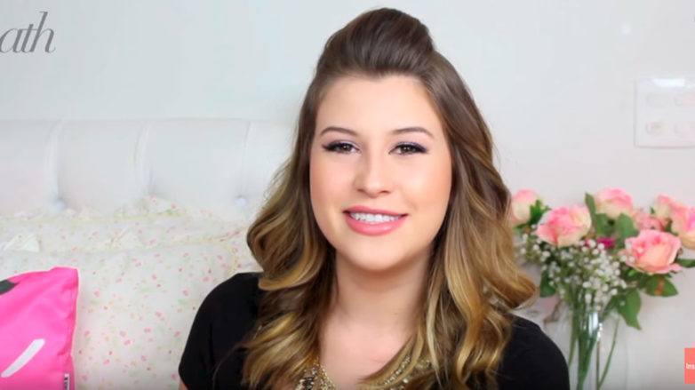 Niina Secrets com cabelo meio preso e topete