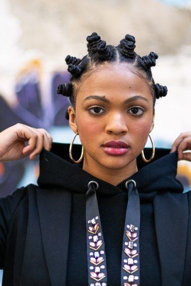 Modelo com bantu knots para penteados para festivais de música
