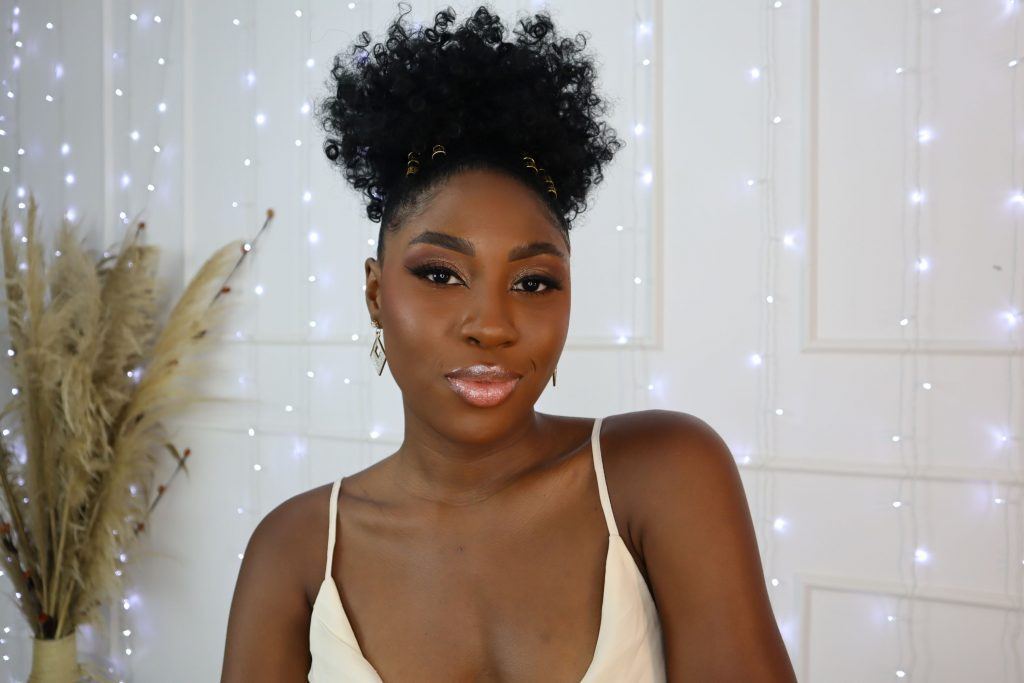 mulher com cabelo preso em um coque alto