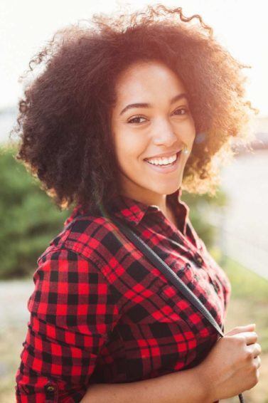 perguntas sobre cabelo: modelo com cabelo crespo preto