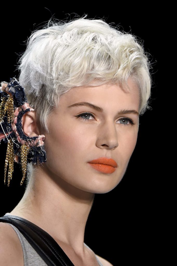Mulher usa corte pixe, um exemplo de cortes de cabelo para dar volume