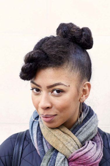Modelo para materia de pompadour em cabelos crespos