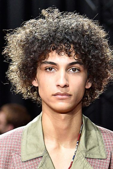 modelo com cabelo crespo curto: produtos para cabelos crespos masculinos