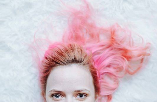 Couro cabeludo irritado após química: saiba o que fazer