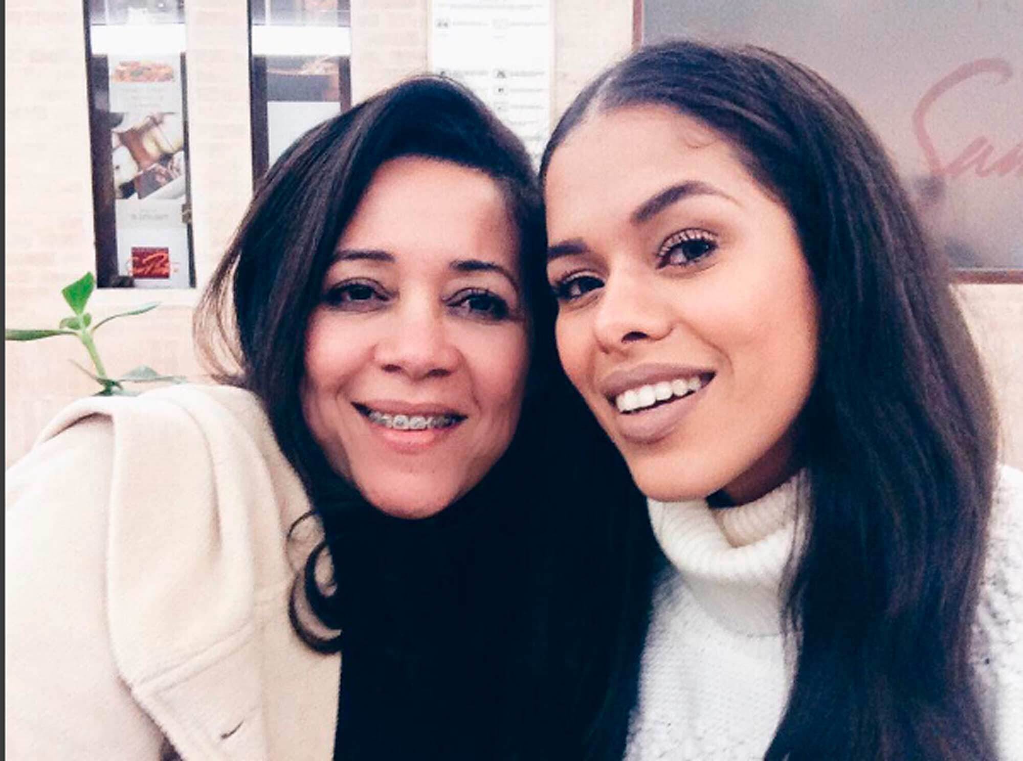 Rayza Nicácio e a transição capilar: “Minha mãe sempre me incentivou a deixar meu cabelo natural”