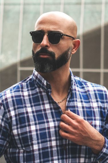 homem com cabeça raspada e barba