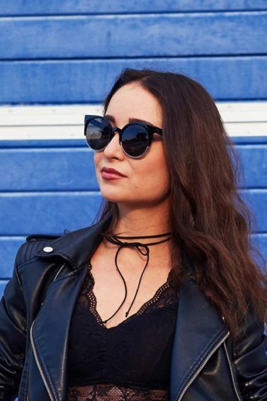 modelo com cabelo médio preto: régua para cortar cabelo