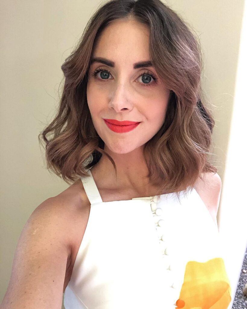 atriz alison brie com cabelo long bob