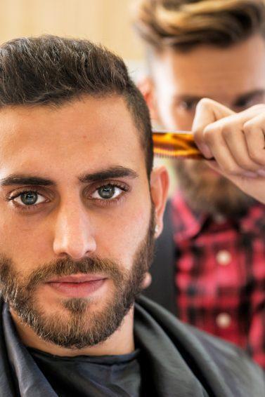 homrm com topete cortando o cabelo
