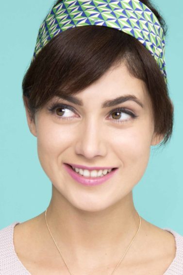 Mulher usa franja falsa, que dá uma ilusão de ótica capilar