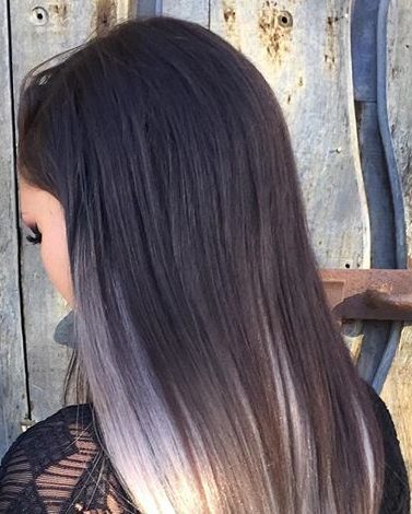 Mulher com cabelos platinados cinza e pontas loiras
