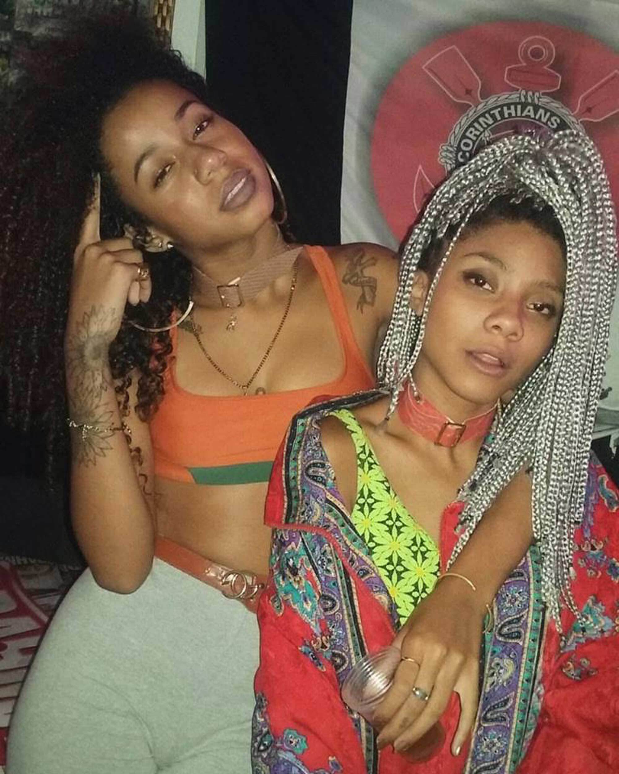 Conheça as gêmeas Tasha e Tracie Okereke: “O nosso cabelo crespo é resistência”