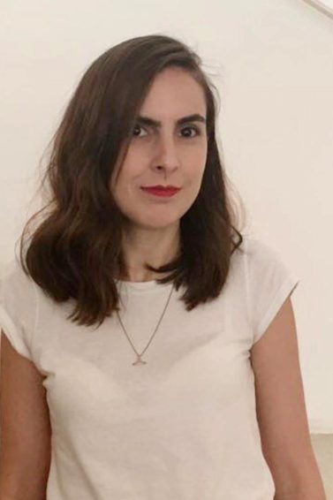 Mulher com cabelos castanho-escuro curtos e ondulados
