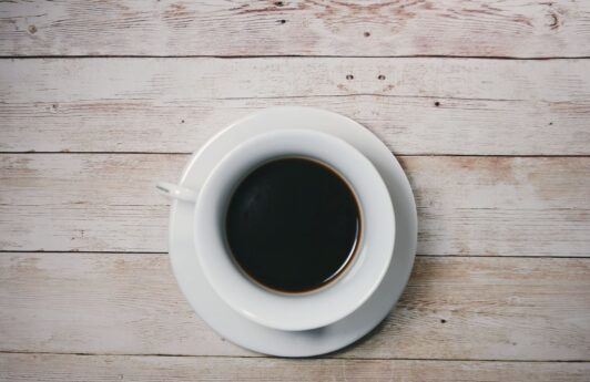 Pintar o cabelo com café funciona? Descubra se essa é uma boa ideia