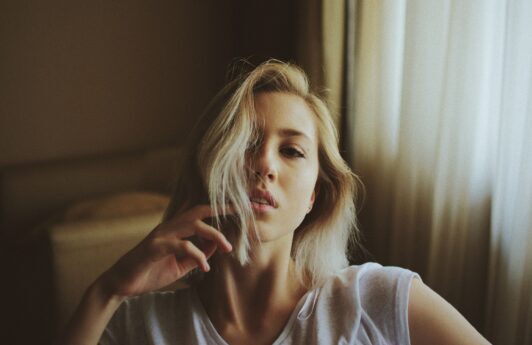 Quer saber como tirar o cinza do cabelo com luzes? A gente te conta as opções!