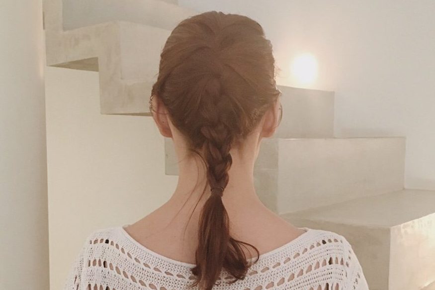 Mulher com blunt cut médio usa trança embutida.