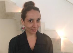 Mulher usa coque rosquinha com o blunt cut médio