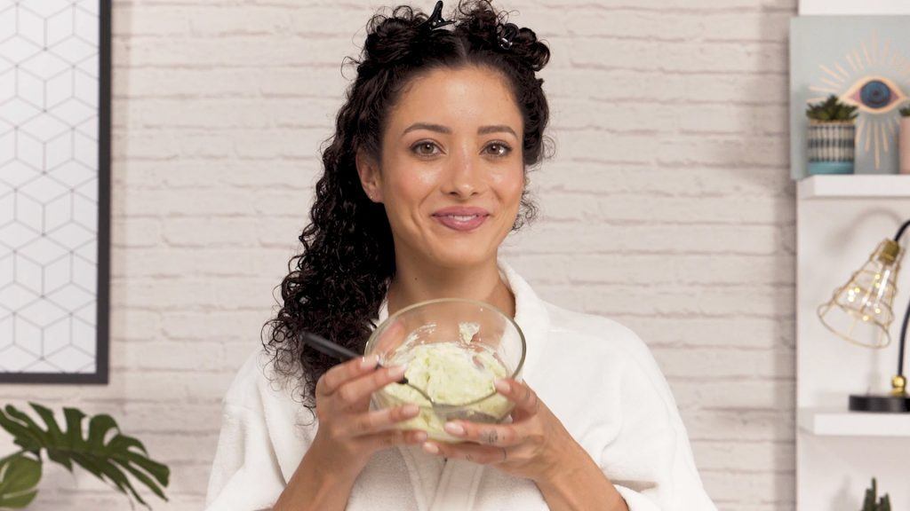 Modelo prepara receita de hidratação com abacate no cabelo